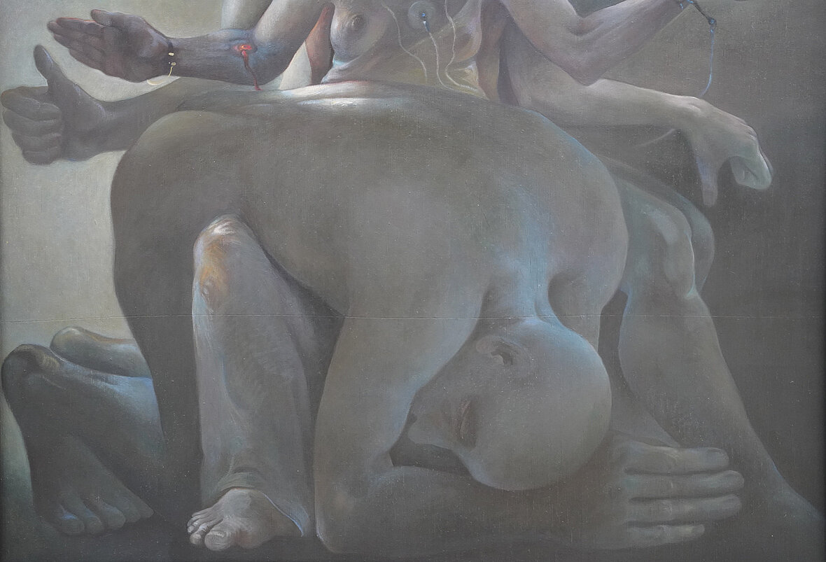 Detailaufnahme aus dem Gemälde "Entropie" einer gebeugten Figur in Grautönen