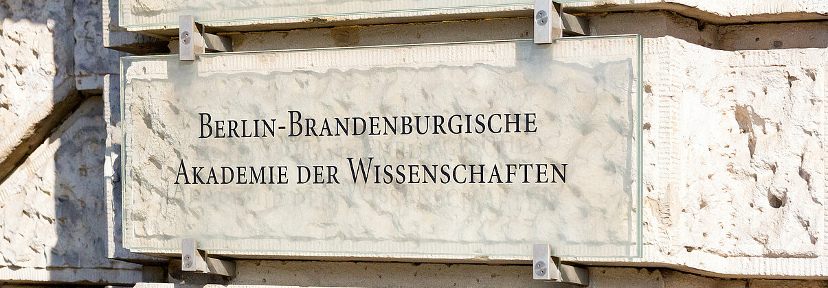 Schild Gebäude Akademie