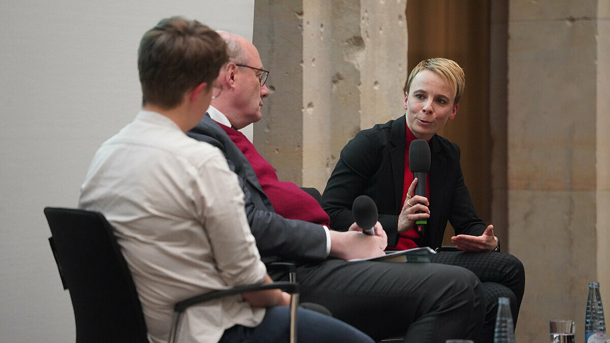 Präses der EKD, Anna-Nicole Heinrich (links), und Autorin Hannah Bethke (rechts) diskutierten im Rahmen der Veranstaltung „Vom Glauben abgefallen“ am 10. Juni in der BBAW, moderiert von Akademiepräsident Christoph Markschies.