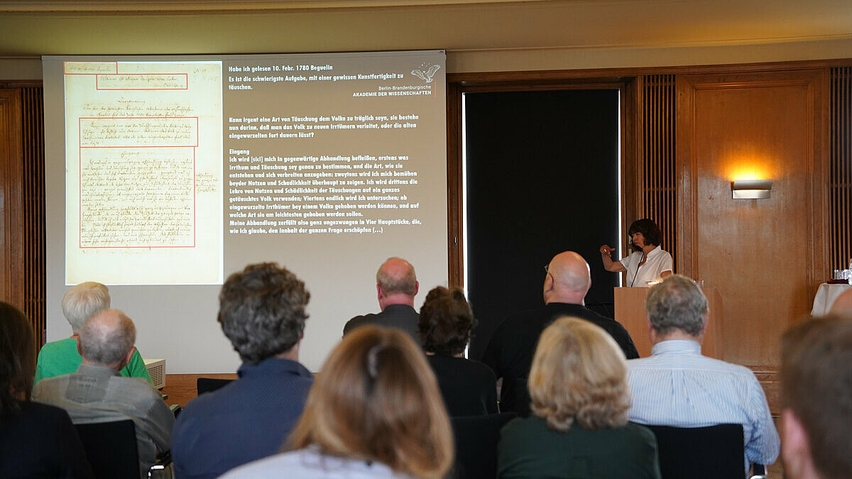 BBAW-Mitarbeiterin Yvonne Pauly stellt beim Mittagssalon am 4.6. das Schülerlabor Geisteswissenschaften vor.