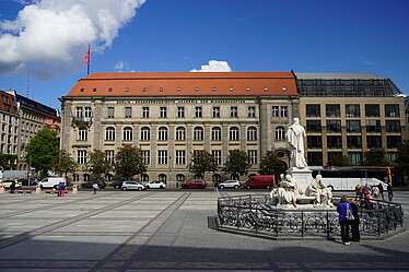 Foto des Akademiegebäudes und dem Gendarmenmarkt in der Sonne