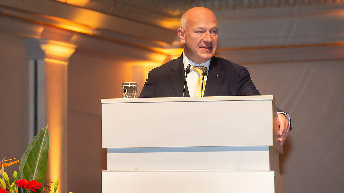 Der Regierende Bürgermeister von Berlin Kai Wegner hielt beim diesjährigen Leibniztag ein Grußwort.