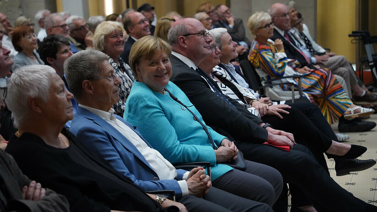 Im Publikum u.a. Angela Merkel (frühere Bundeskanzlerin), Akademiemitglied Joachim Sauer und Christoph Markschies