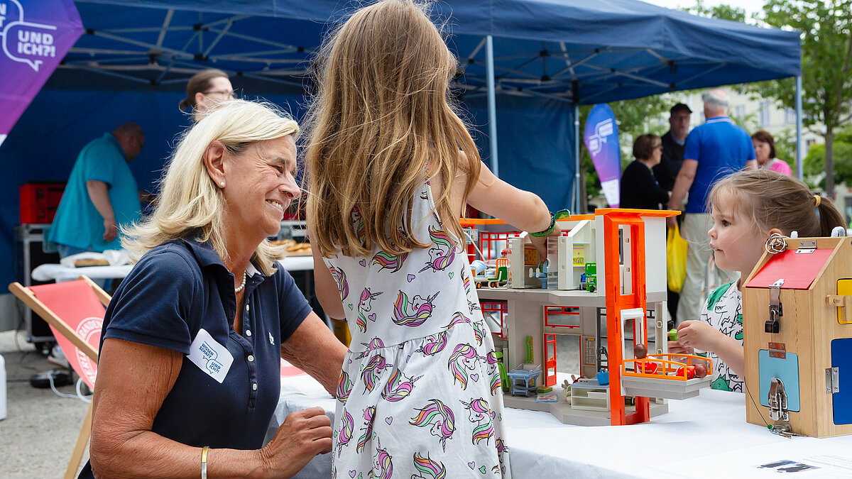 „Wissenschaft und Ich?!" mit dem Playmobil Kinderkrankenhaus auf dem Neustädtischen Markt in Brandenburg an der Havel (abgebildet Prof. Dr. Annette Grüters-Kieslich)