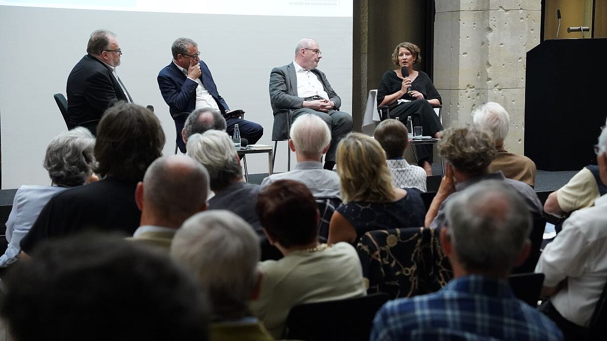 Buchpräsentation "Multiple Krisen der Gegenwart – Wie und was lässt sich aus Krisen lernen?" mit Staatssekretärin Dörte Dinger (Chefin des Bundespräsidialamtes), Christoph Markschies (Akademiepräsident), Gerald Haug (Altpräsident der Leopoldina / ETH Zürich / Max-Planck-Institut für Chemie) und Jürgen Kaube (Herausgeber der Frankfurter Allgemeinen Zeitung) am 2.9. in der BBAW.