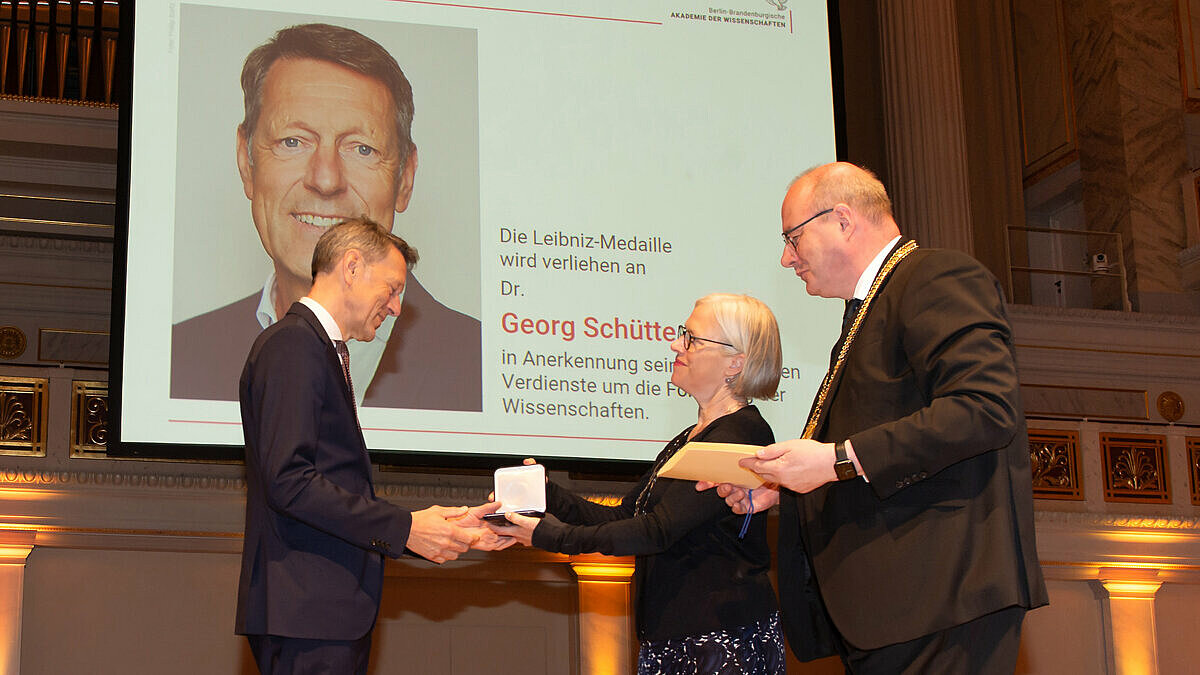 Georg Schüttes Verdienste wurden beim diesjährigen Leibniztag mit der Leibniz-Medaille gewürdigt.