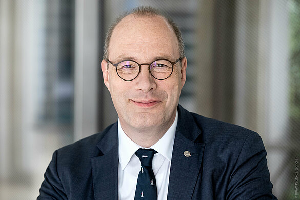 Porträtfoto von Christoph Markschies mit Anzug im Leibniz-Saal