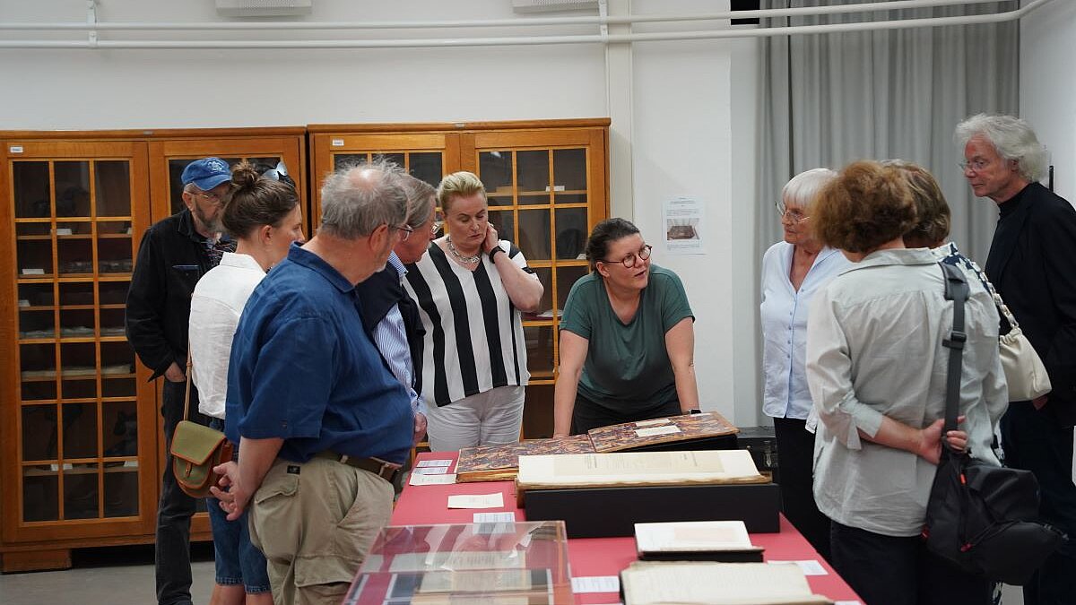 Führung durch das Akademiearchiv im Rahmen des Mittagssalons am 3.9.2025.