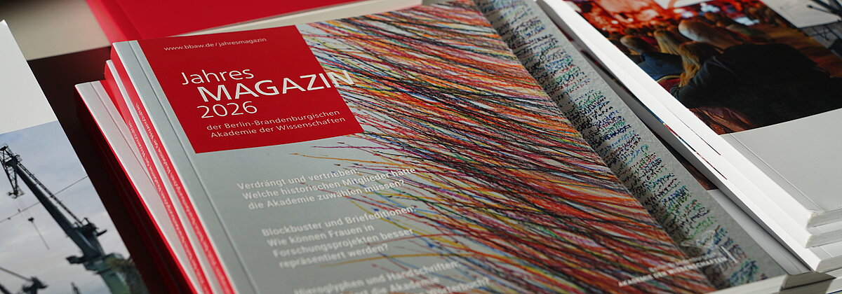 Foto von einem Bücherstapel mit dem Titel "Jahresmagazin 2026" 