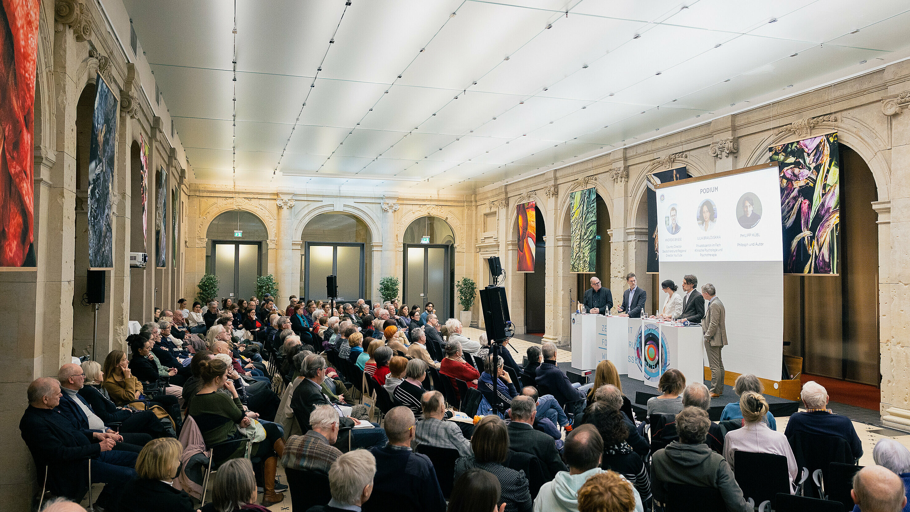 Menschen im gefüllten Leibniz-Saal