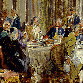 König Friedrichs II. Tafelrunde in Sanssouci. Skizze Ein historisches Gemälde zeigt eine prunkvolle Gesellschaft in einem reich verzierten Speisesaal. Mehrere vornehm gekleidete Personen sitzen um einen gedeckten Tisch, an dem Speisen und Getränke serviert werden. Das Gemälde ist in impressionistischem Stil mit dynamischen Pinselstrichen gestaltet und fängt das gesellschaftliche Leben einer vergangenen Epoche ein.