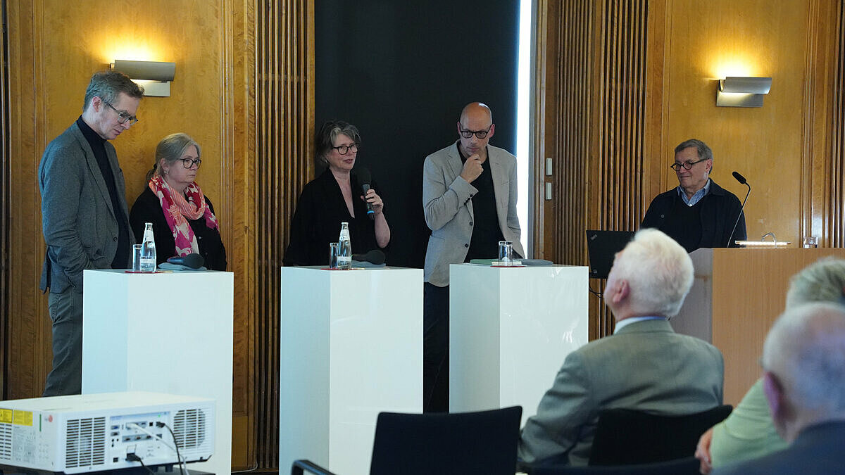 Podiumsdiskussion mit drei Männern und zwei Frauen