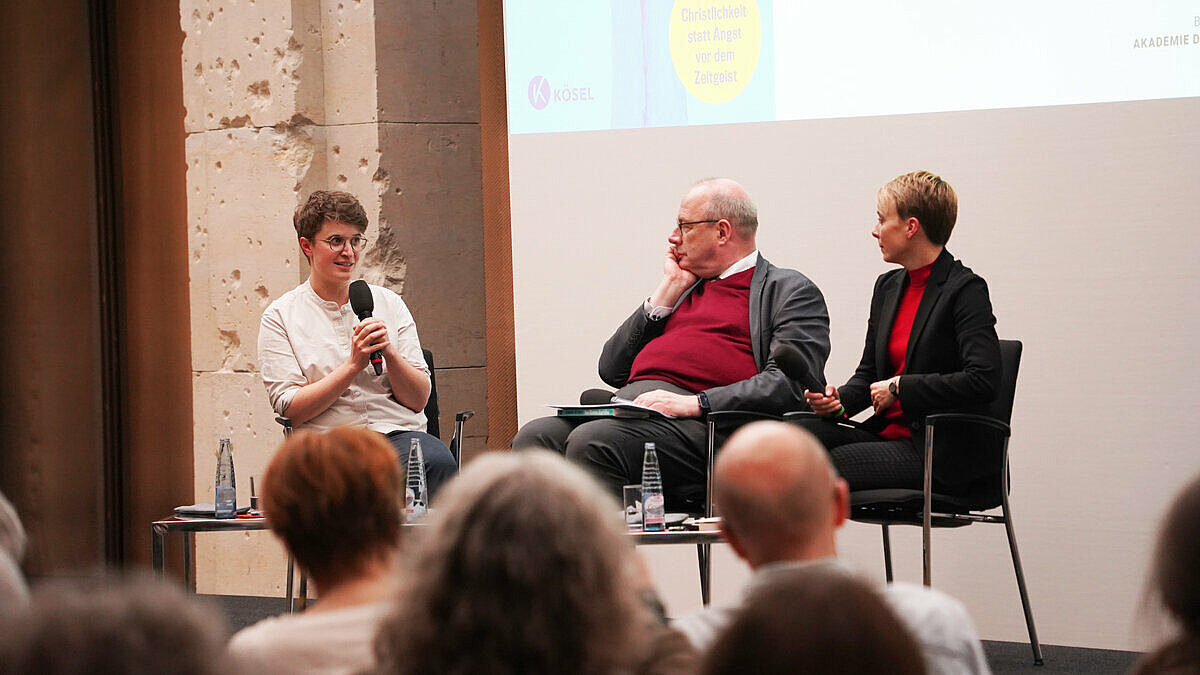 Präses der EKD, Anna-Nicole Heinrich (links), und Autorin Hannah Bethke (rechts) diskutierten im Rahmen der Veranstaltung „Vom Glauben abgefallen“ am 10. Juni in der BBAW, moderiert von Akademiepräsident Christoph Markschies.