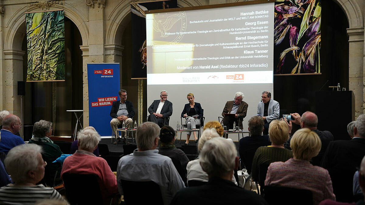 RELIGION.MACHT.POLITIK - das Berliner Religionsgespräch fand am 29. April in der BBAW statt. Auf dem Podium: Hannah Bethke, Georg Essen, Bernd Stegemann und Klaus Tanner, moderiert von Harald Asel.