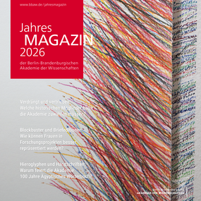 Das Cover des Jahresmagazins 2026 der Berlin-Brandenburgischen Akademie der Wissenschaften zeigt eine Detailaufnahme einer farbigen Buntstiftzeichnung auf Papier. Die Zeichnung besteht aus zahlreichen schräg verlaufenden, sich überlagernden Linien in verschiedenen Farben wie Rot, Orange, Gelb, Blau und Schwarz. Links oben befindet sich ein rotes Rechteck mit weißer Schrift, das den Titel 'Jahres MAGAZIN 2026 der Berlin-Brandenburgischen Akademie der Wissenschaften' trägt. Darunter sind in weißer Schrift drei Themenüberschriften aufgeführt: 'Verdrängt und vertrieben: Welche historischen Mitglieder hatte die Akademie zu wählen müssen?', 'Blockbuster und Briefeditionen: Wie können Frauen in Forschungsprojekten besser repräsentiert werden?' und 'Hieroglyphen und Handschriften: Warum feiert die Akademie 100 Jahre Ägyptisches Wörterbuch?'.
