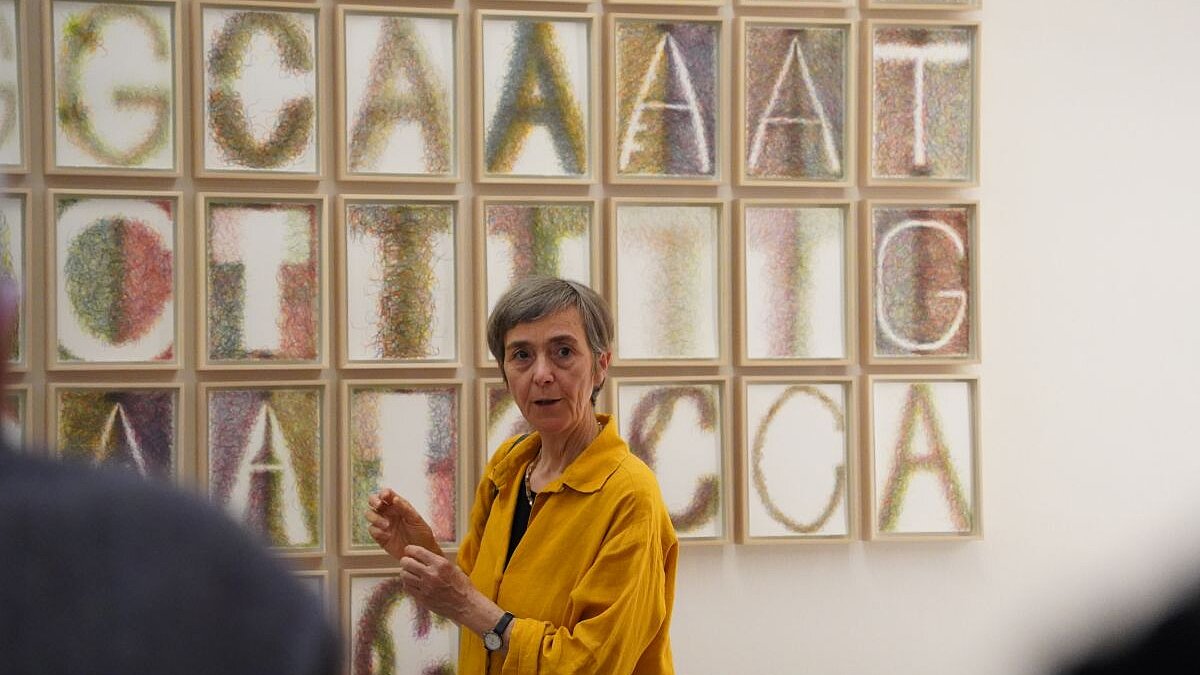 Katrin von Lehmann führte am 19. September durch ihre aktuelle Ausstellung in der BBAW und unterhielt sich darüber mit Kunsthistorikerin Helen Adkins.