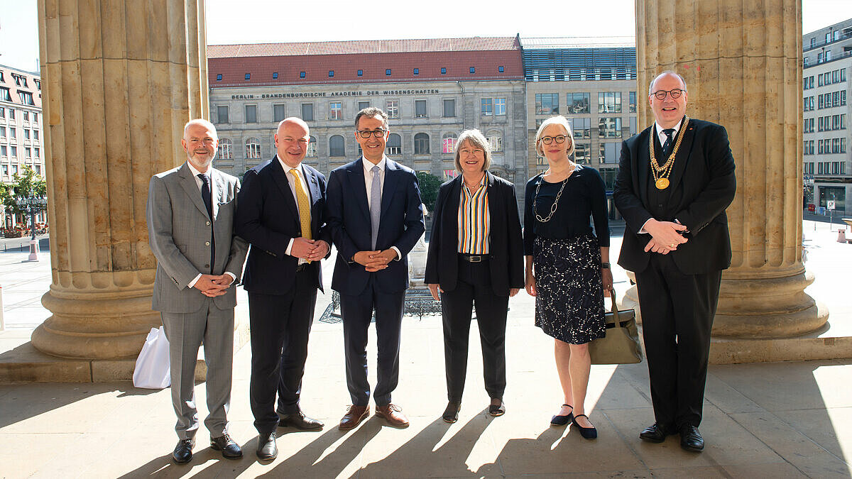 Der diesjährige Leibniztag der BBAW fand am 14. Juni im Konzerthaus Berlin statt. Mit dabei waren (v.l.n.r.) Kai Uwe Peter, der Regierende Bürgermeister von Berlin Kai Wegner, Cem Özdemir, die beiden BBAW-Vizepräsidentinnen Ulrike Kuhlmann und Julia Fischer sowie Akademiepräsident Christoph Markschies.