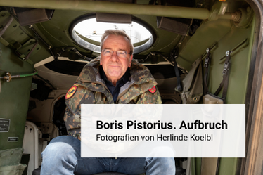 Boris Pistorius posiert in einer Camouflagejacke