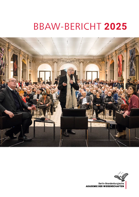 Titelseite des BBAW-Berichts 2025 der Berlin-Brandenburgischen Akademie der Wissenschaften. Das großformatige Foto zeigt eine Podiumsveranstaltung in einem festlichen, klassizistischen Saal: Eine Person in schwarzem Jacket und hellem Schal spricht stehend ins Mikrofon vor einem vollbesetzten Publikum. Links und rechts sitzen weitere Personen auf der Bühne. Im Hintergrund sind hohe Bogenfenster und großformatige Kunstwerke an den Wänden zu sehen. Unten rechts das Logo der Berlin-Brandenburgischen Akademie der Wissenschaften.