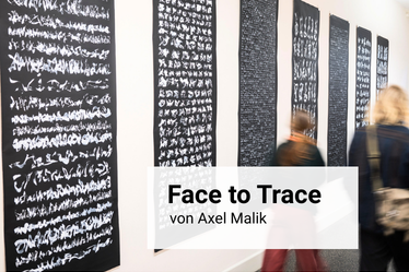 Zwei Personen laufen an großen Kunstwerken vorbei. Auf schwarzem Grund hat der Künstler viele Zeilen an unleserlichen Zeichen geschrieben