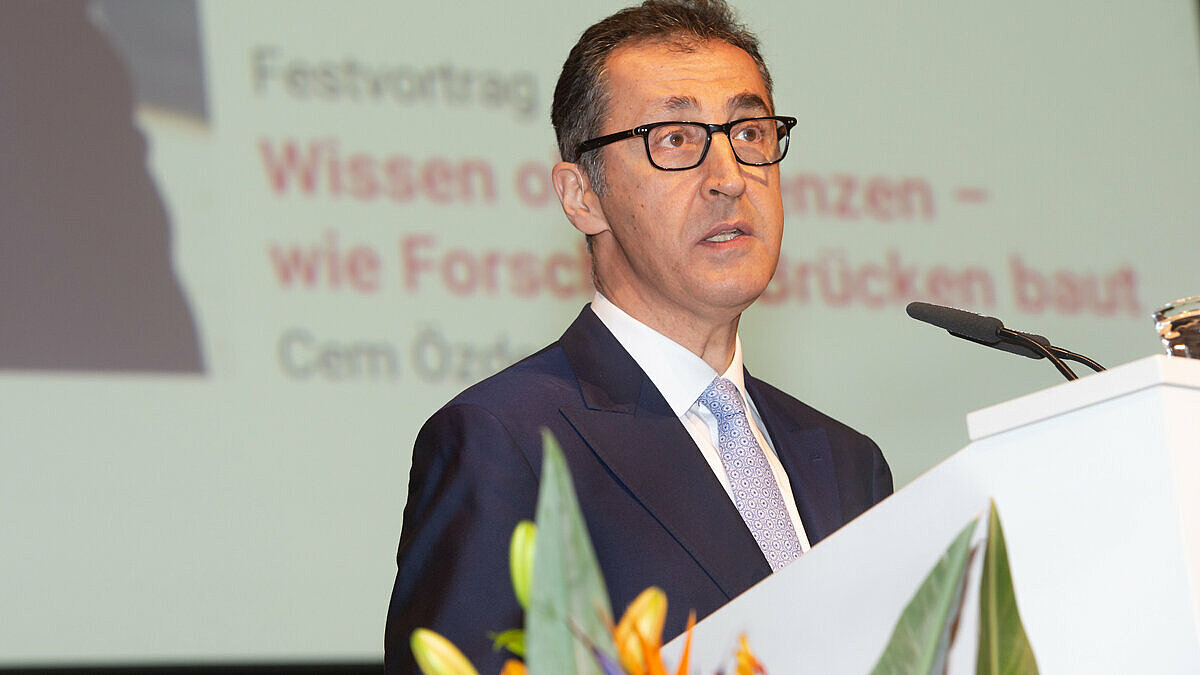 Cem Özdemir sprach in seinem Festvortrag zum Leibniztag über „Wissen ohne Grenzen – wie Forschung Brücken baut“.