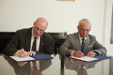 Prof. Dr. Marius Andruh, Präsident der Rumänischen Akademie, und Prof. Dr. Christoph Markschies, Präsident der Berlin-Brandenburgischen Akademie der Wissenschaften, unterzeichnen den Vertrag