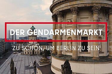 Foto vom Gendarmenmarkt mit Blick auf Französischen und Deutschen Dom mit überblendetem Schriftzug "Der Gendarmenmarkt. Zu schön, um Berlin zu sein"