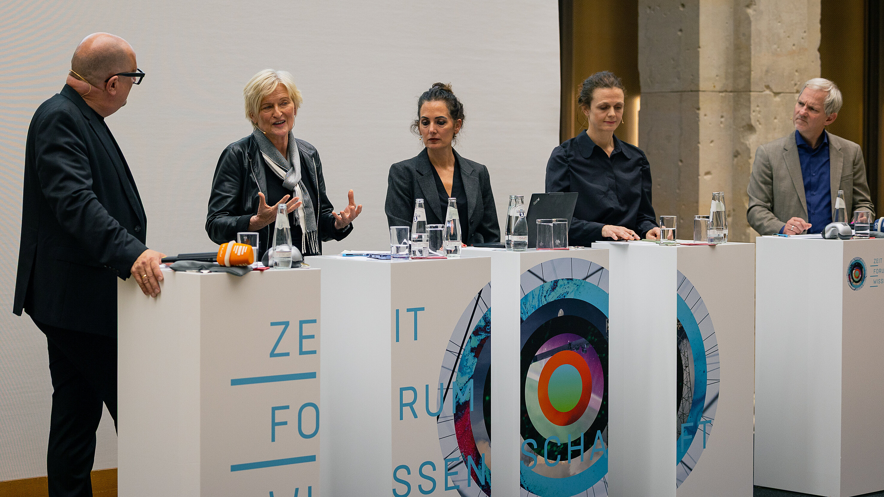 Foto: Naika Foroutan, Katarina Niewiedzial, Simone Lässig und Gonca Türkeli-Dehnert stehen am Podium mit der Beschriftung "Zeit Forum Wissenschaft"