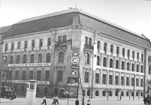 Akademiegebäude mit DDR-Beflaggung