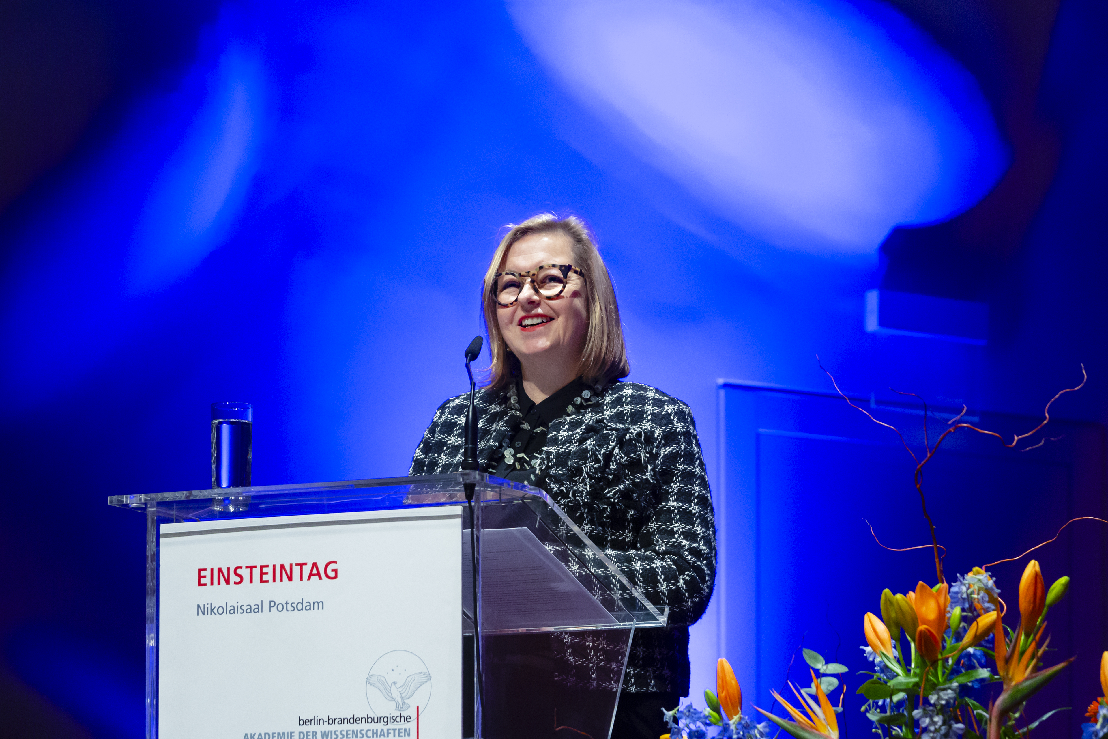 Anita Traninger stellt auf dem Einsteintag das neue Jahresthema "Konflikte lösen" vor.