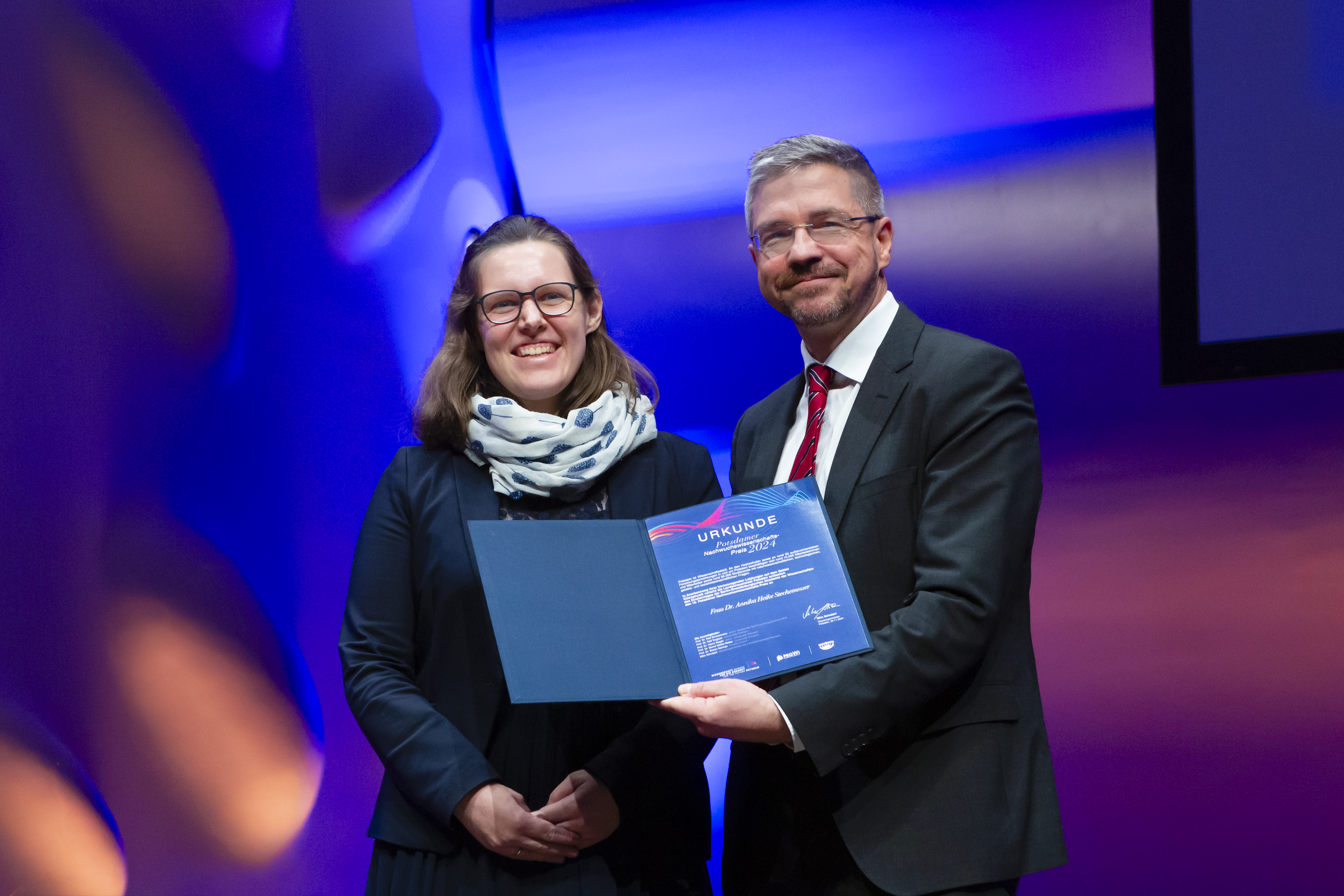Mike Schubert vergibt den Potsdamer Nachwuchswissenschafts-Preis in diesem Jahr an Annika Heike Stechemesser.