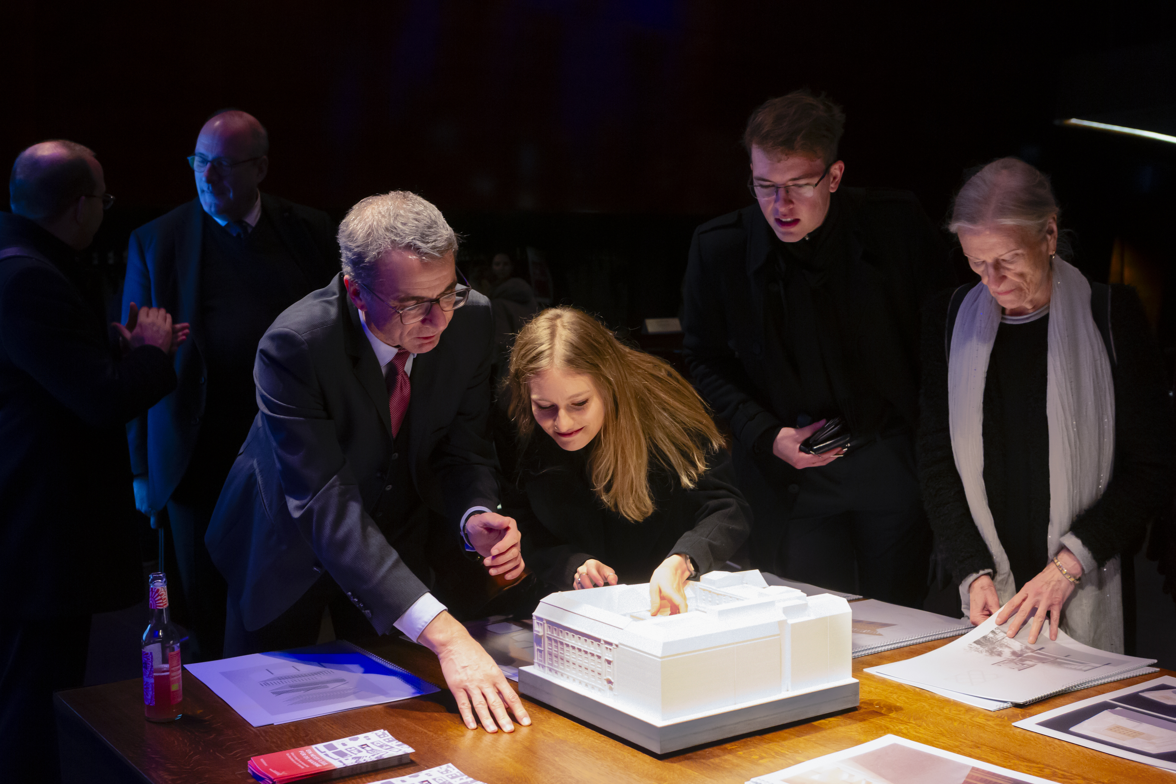 Potsdamer Architekturstudierende stellten Ihre Modelle für eine Wissenschaftslounge vor.